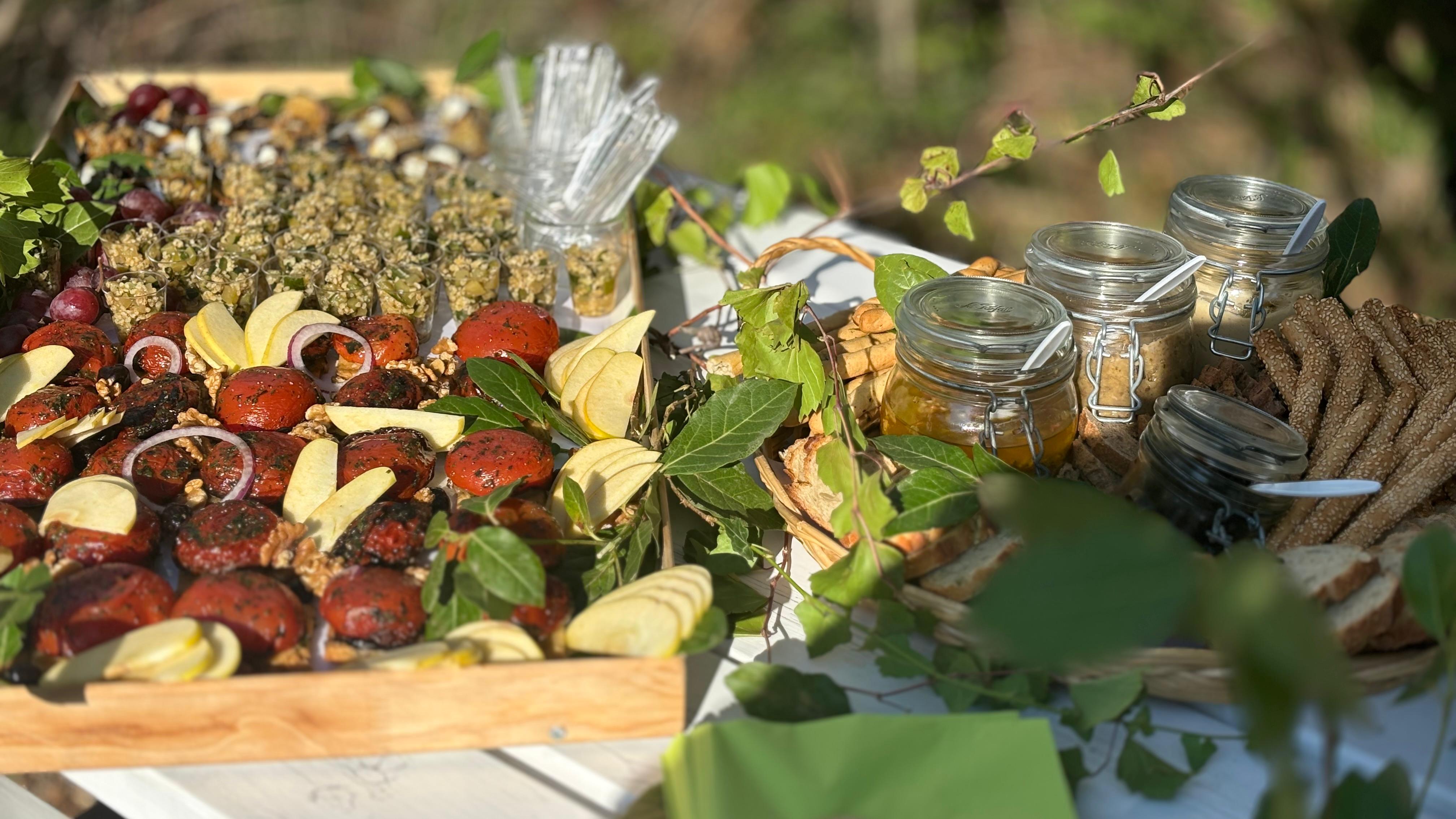 Plateau de tomates confites, bocaux et gressins